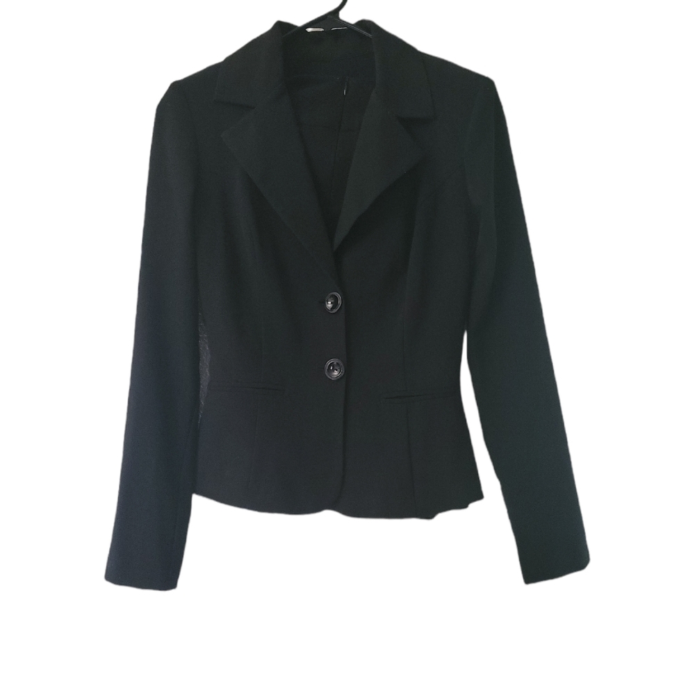 B.wear skirt suit